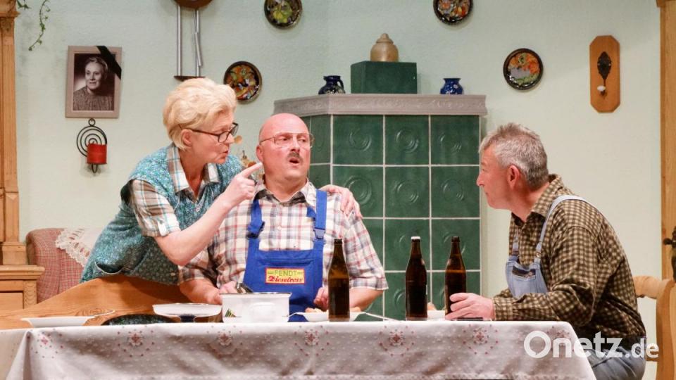 Die Bäuerin und der Bauer versuchen den Bürstenbinder Sepp ein schlechtes Gewissen einzureden, damit er auf sein Erbe ohne Heirat mit Tina verzichtet Bild: bkr