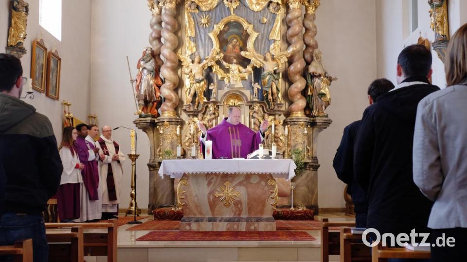 Der Höhepunkt des Sonntagsprogramms war der Festgottesdienst in der Pfarrkirche Sankt Lambert, zelebriert von Pater Lukas aus Schwarzenfeld. Insgesamt brachten sich fast zwei Dutzend Geistliche als Referenten, Beichtväter und Besucher in das Prayerfestival ein. Bild: tkr