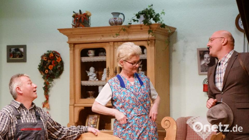 Der Wieserbauer Hans (Harald Plank) und seine Frau Christa (Regina Nickl) staunen über das Outfit vom Bürstenbinder Sepp (Frank Schultes). Bild: bkr