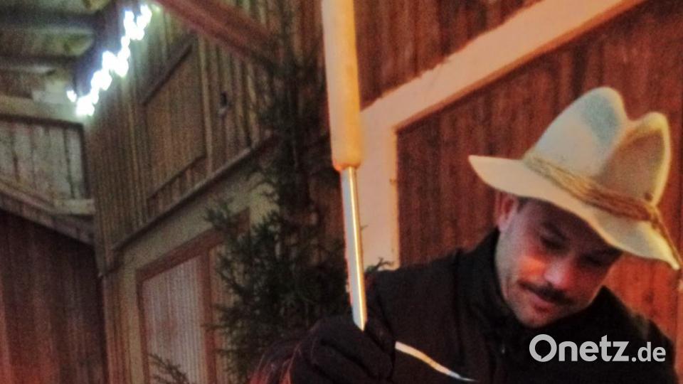 Mit einem glühende Stachel wird aus Bockbier süffiges Stachelbier. Bild: br