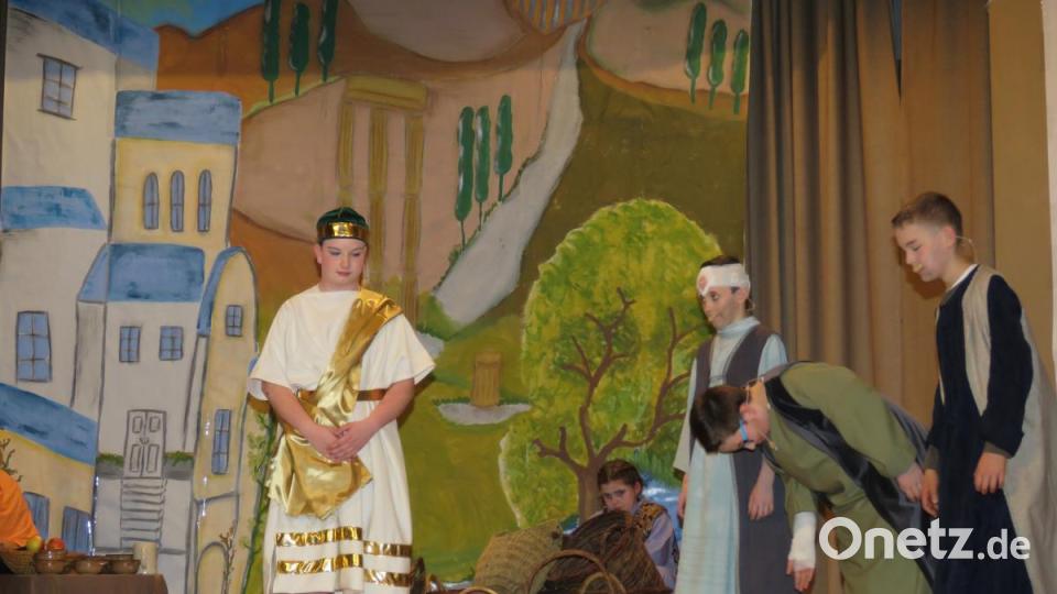 Der Stadtpräfekt (Benedikt Scharnagl) gibt Paulus und seine Jünger, die gefangen wearen, wieder frei. Bild: ubb