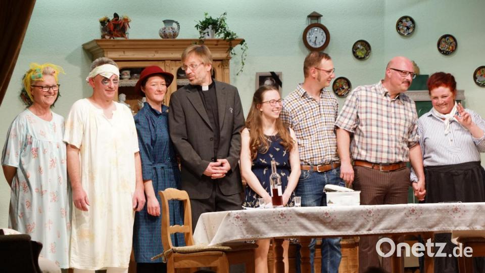 Alle Darsteller: (von links) Regina Nickl, Harald Plank, Patricia Burger, Thomas Schöcklmann, Katrin Zapf, Joschi Krauß, Frank Schultes und Esther Späth-Schöcklmann. Bild: bkr