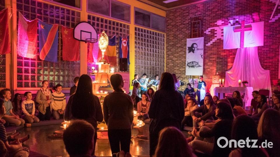 Eine stimmungsvolle Atmosphäre herrschte während der Anbetung in der dunkeln Turnhalle. Im Kerzenschein mit meditativer Hintergrundmusik kamen die Besucher schnell zur Ruhe, beteten und formulierten ihre Bitten und Wünsche in Gedanken und auf kleinen Textstreifen. Bild: tkr