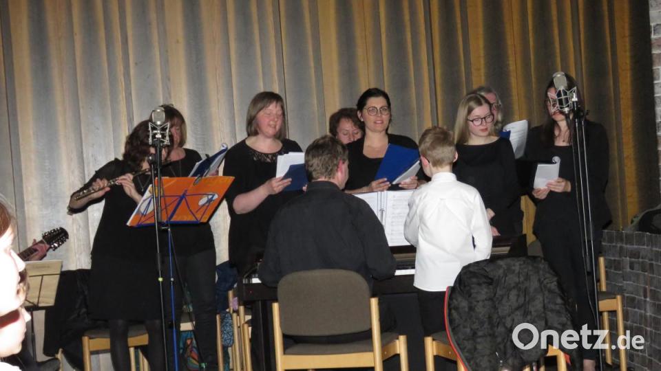 Der Chor unter Leitung von Andreas Sagstetter lieferte melancholische Musik zu der rührenden Geschichte um Lydia. Bild: ubb