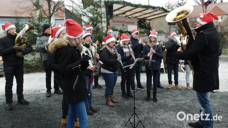Mit weihnachtlichen Musikstücken eröffnete die Blaskapelle Reuth die Röthenbacher Dorfweihnacht. Bild: Brendel, Hubert (BR)