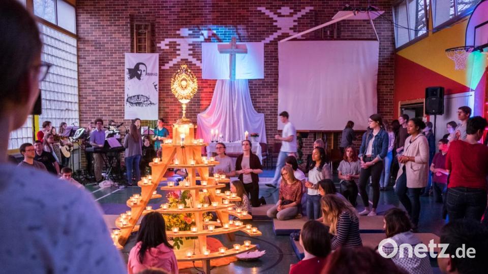 Viele Gottesdienstbesucher blieben auch im Anschluss noch ein wenig um in Stille zu beten. Gebet und Meditation schufen den Rahmen um sich selbst und Gott zu finden. Bild: tkr