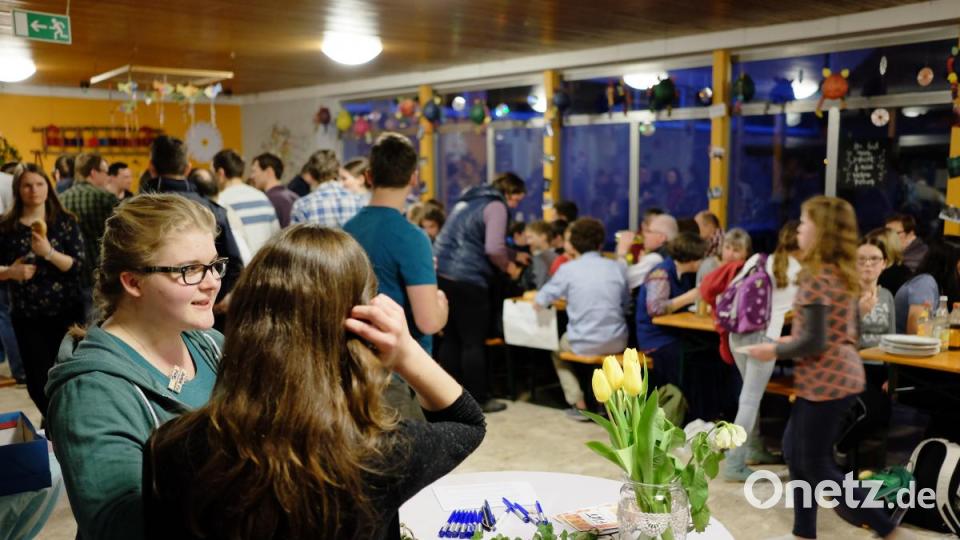 Viele Gottesdienstbesucher blieben am Samstag auch noch zum gemeinsamen Abendessen in der Aula und den Gängen der Grundschule. Liebevoll dekorierte Begegnungsräume, Stehtische, gemeinsame Mahlzeiten ergaben einen Raum für Austausch und Gespräche, die sich so in einem klassischen Gotteshaus kaum denkbar sind. Bild: tkr