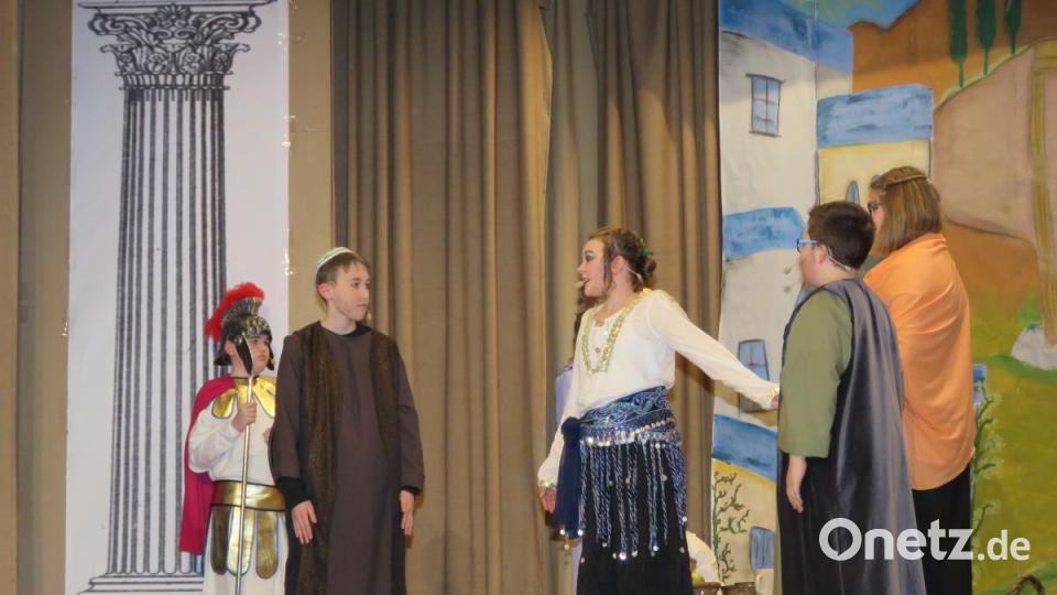 Die Wahrsagerin lässt sich taufen und hilft Lukanus nicht mehr, mit Betrug Geld zu machen. Bild: ubb