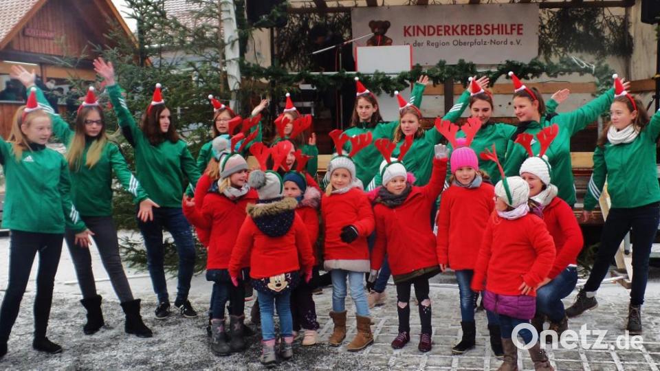 Die Tanzgarden der „Funky Feed“ vom TSV Reuth begeisterten mit ihren Darbietungen auf dem Dorfplatz die große Besucherschar. Bild: br