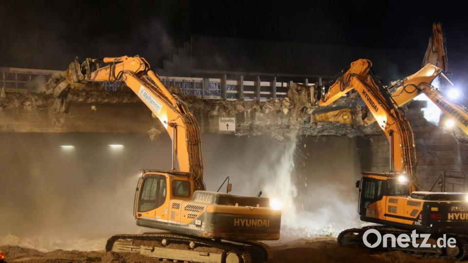 Vier Bagger reißen die Autobahnbrücke der A3 ab. Bild: Alexander Auer