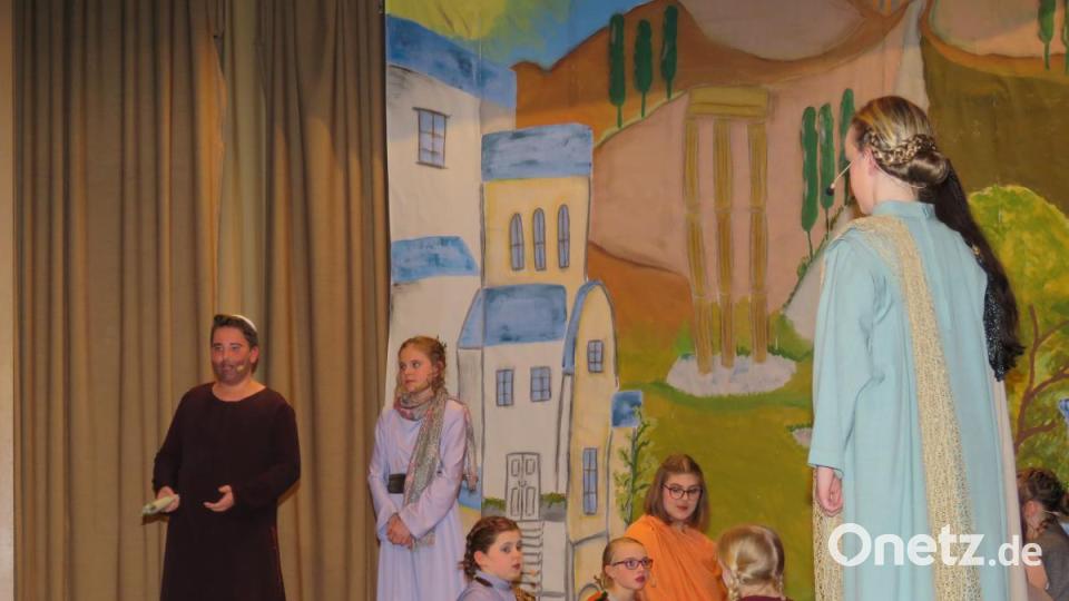 Lukano (Christian Urbanek) philosophiert am Fluss, wo die Frauen ihre Wäsche waschen. Bild: ubb