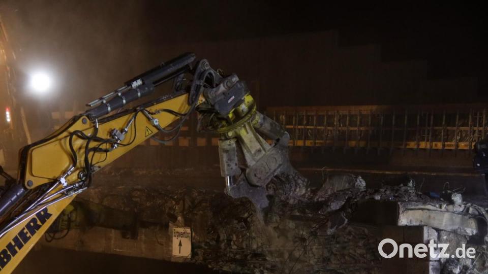 Vier Bagger reißen die Autobahnbrücke der A3 ab. Bild: Alexander Auer