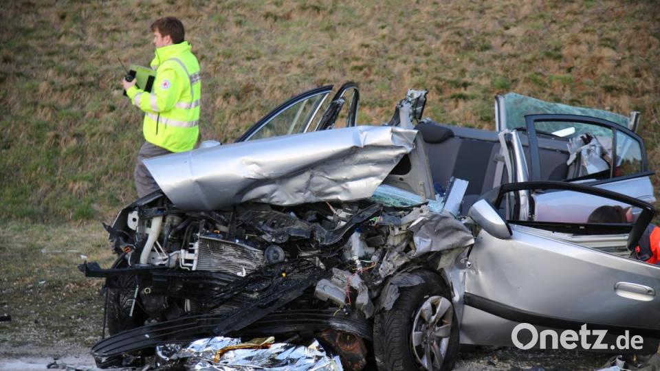 Schwerer Verkehrsunfall in Deining. Bild: jma