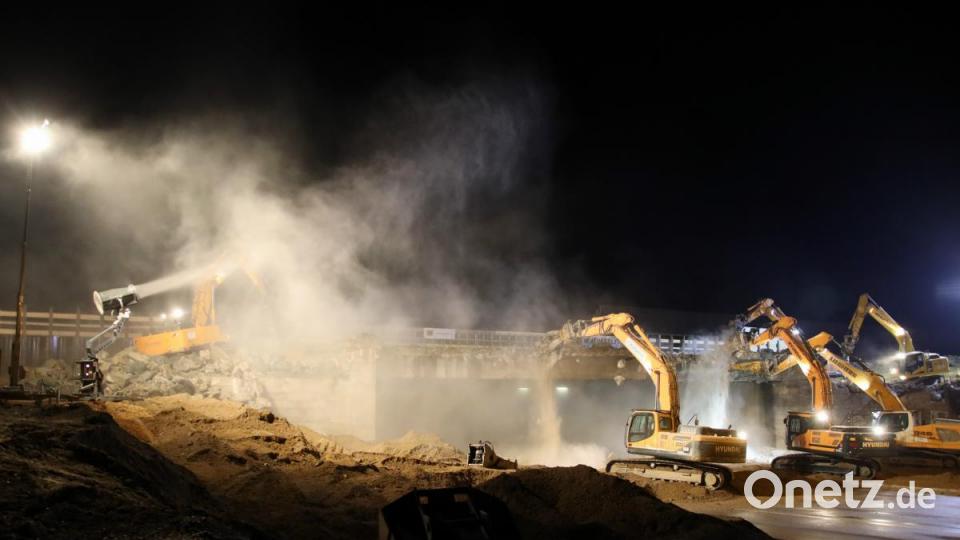 Vier Bagger reißen die Autobahnbrücke der A3 ab. Bild: Alexander Auer