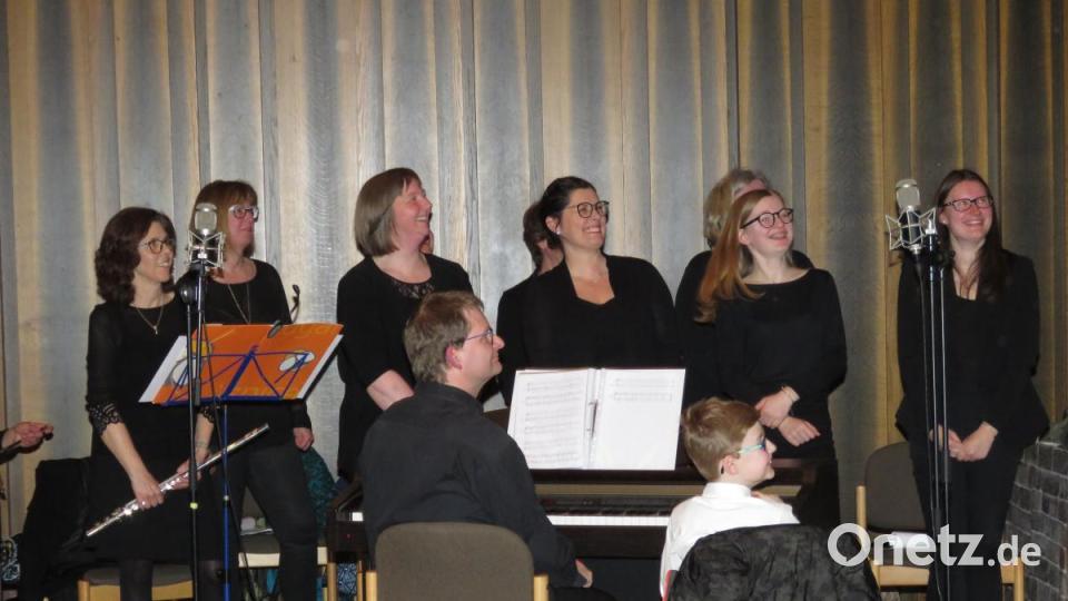 Lob von Pfarrer Thomas Vogl: Darüber freute sich auch der Chor um Andreas Sagstetter. Bild: ubb