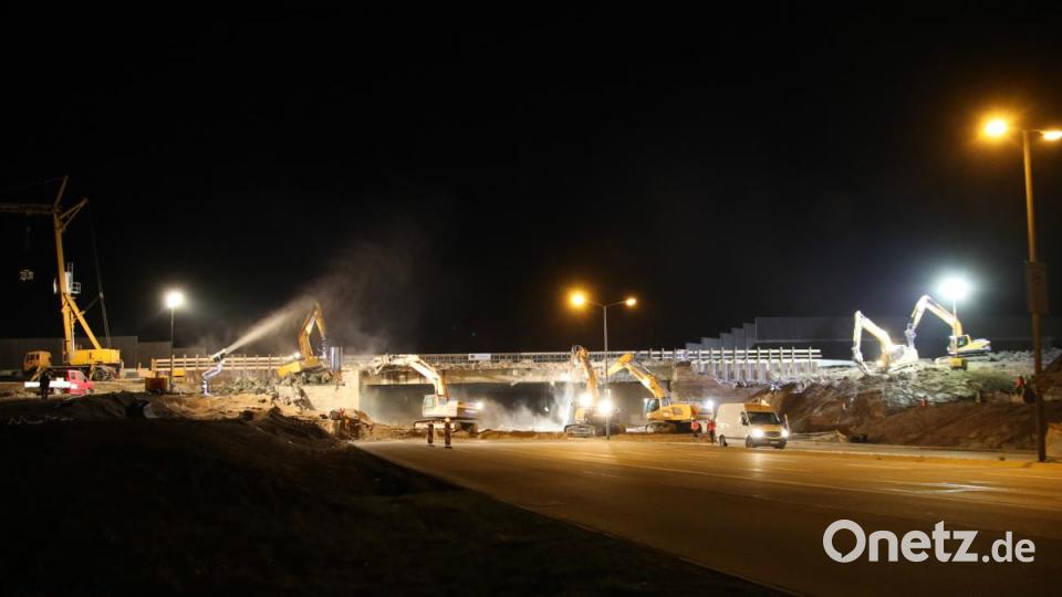 Vier Bagger reißen die Autobahnbrücke der A3 ab. Bild: Alexander Auer