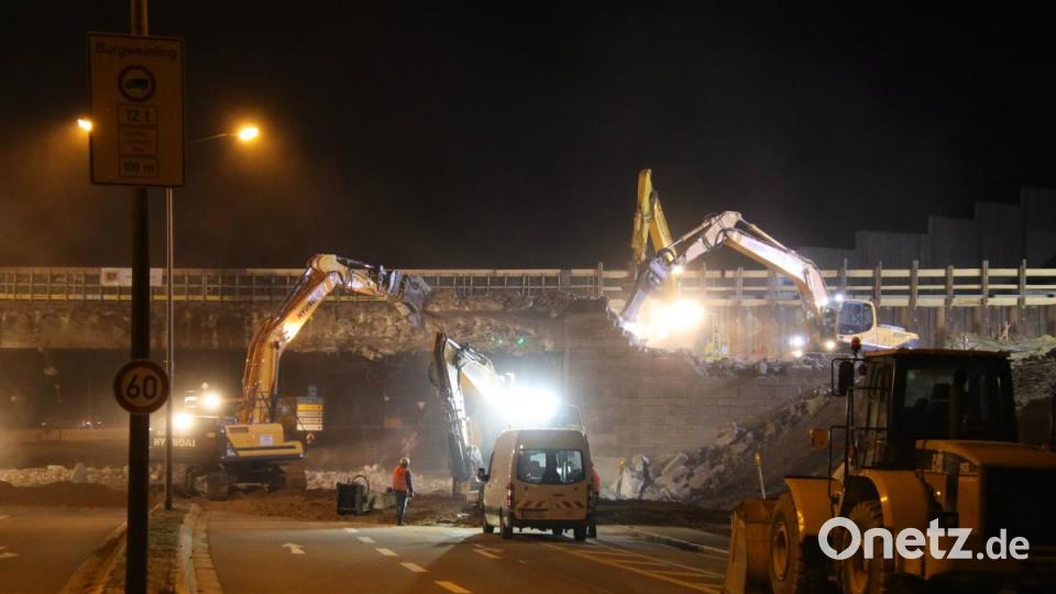 Vier Bagger reißen die Autobahnbrücke der A3 ab. Bild: Alexander Auer