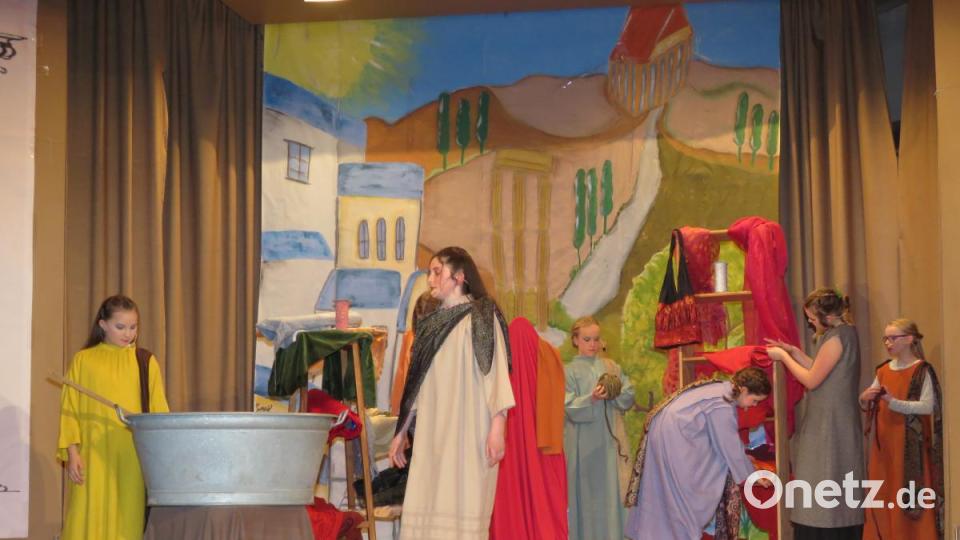 Lydia (Sophia Gmeiner reechts) und ihre Cousine Euthymia (Milena Hauer) verstehen sich nicht. Bild: ubb