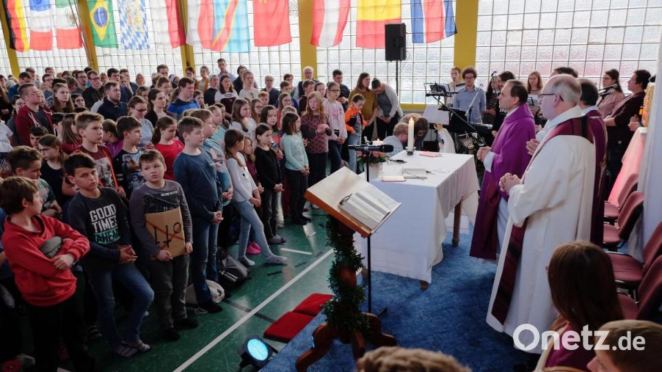 Pfarrer Leo Heinrich zelebrierte zusammen mit Pfarrer Herbert Rösel und weiteren Geistlichen am Samstag den Gottesdienst in der Turnhalle. Seinen Besuch in der Heimat nutze der Priester auch für persönliche Worte an die Pfarrgemeinde. Bild: tkr