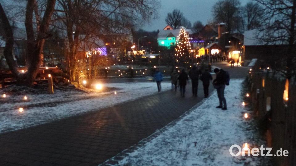 Ein Lichtermeer mit rund 700 Lichtergläsern sorgte bei der Dorfweihnacht für vorweihnachtliche Stimmung und ein besonderes Ambiente. Bild: br