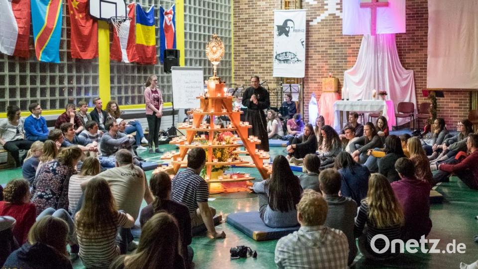 Nicht nur als Anbetungsraum, sondern auch als „Hörsaal“ wurde die Turnhalle genutzte. Auf Matten, Bänken und Stühlen lauschten die Besucher vielen charismatischen und begeisternden Rednern wie hier Pater Dominikus aus Schwarzenfeld. Bild: tkr