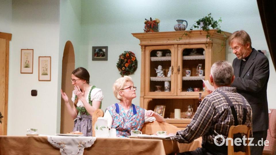Der Pfarrer (Thomas Schöcklmann) überbringt das Testament. Bild: bkr
