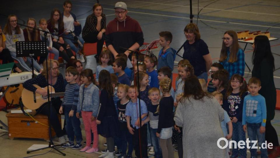 &quot;Die Blumen tanzen Rock&#039;n Roll&quot; und &quot;Obstsalat&quot; hießen die beschwingten Beiträge des Evangelischen Haus für Kinder Gottfried Sperl. Bild: dob