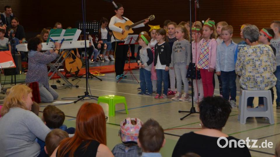 &quot;Wos is heit für a Dog?&quot; Einen kulinarischen Teppich bayerischer Spezialitäten rollten die Don-Bosco-Kindergartenkinder aus. Bild: dob