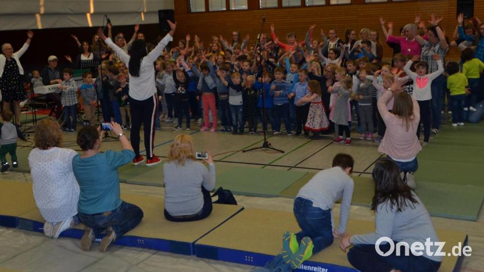 Zum Finale versammelten sich alle Teilnehmer zum Lied &quot;Immer und überall&quot; in der Mitte der Dreifachturnhalle. Bild: dob