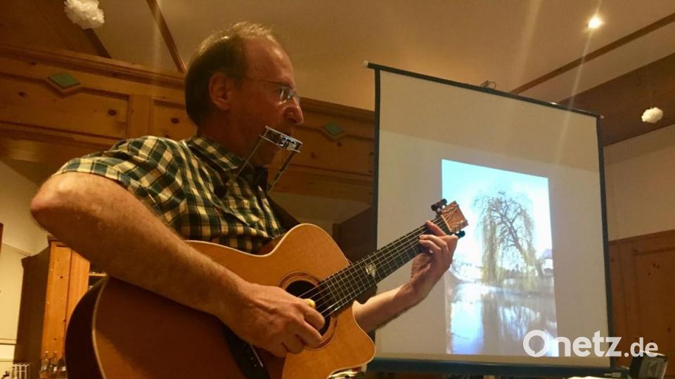 Wolfgang Ignatz, der Vilswanderer aus Amberg, sang im Gasthaus Dotzler das Lied von der Weide, die einst in Amberg beim Franziskaner-Steg über die Vils wucherte. Bild: gri
