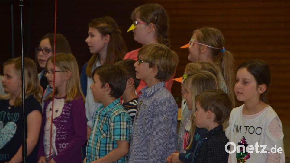 Die Kakadus sind spaßige Vögel. In diese Rolle schlüpften die Mitwirkenden des Kinderchors Neukirchen zu St. Christoph mit dem Lied &quot;Der Kakadu&quot;. Bild: dob