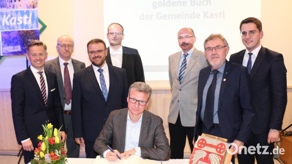 Staatsminister für Wissenschaft und Kunst Bernd Sibler trägt sich als Erster in das neue goldene Buch der Gemeinde Kastl ein. Bild: rpp
