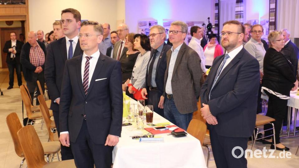 Gemeinsam werden die Bayernhymne und die Nationalhymne gesungen. Bild: rpp
