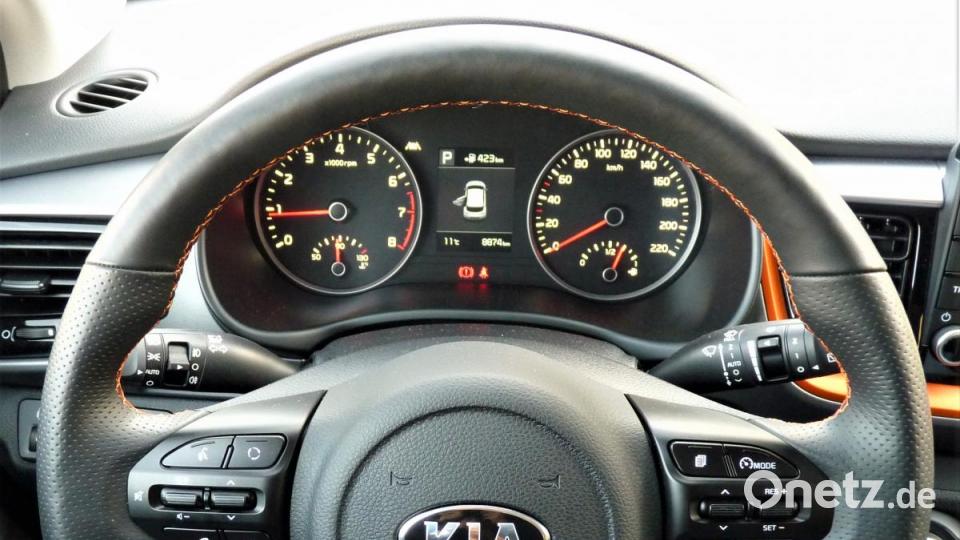 Klar und übersichtlich ist das Cockpit des kleinen Kia. Das Multifunktionslenkrad ist - gegen Aufpreis - auch beheizbar. Bild: bz