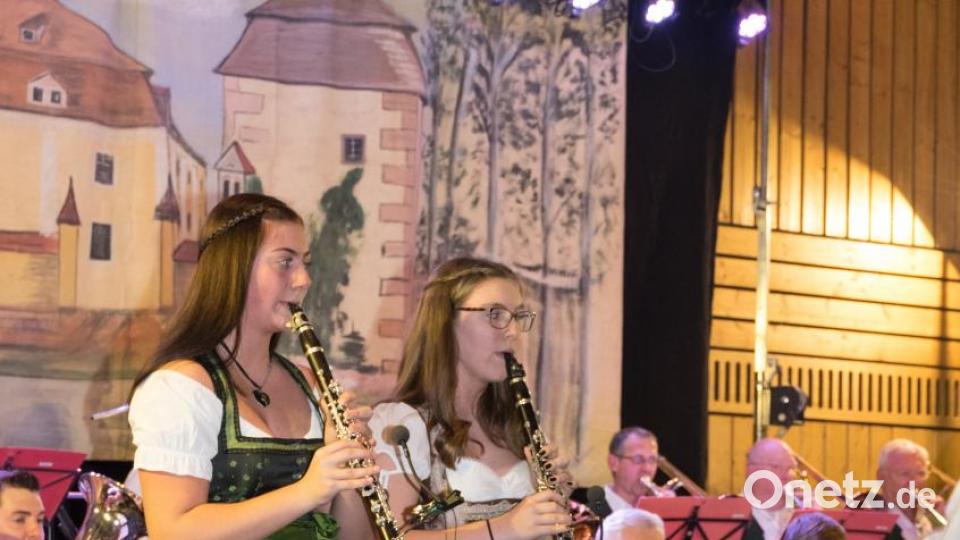Theresa und Hanna Mayer, virtuos bei ihrem Klarinettensolo. Bild: whw