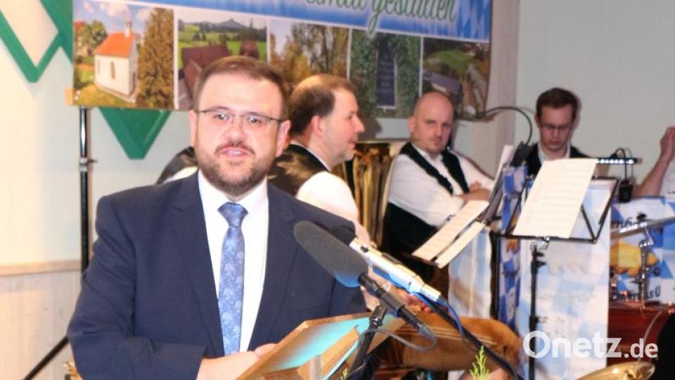Hans Walter kündigt an, die 70 Flasschen zusammen mit den Freien Wählern zu trinken. Bild: rpp
