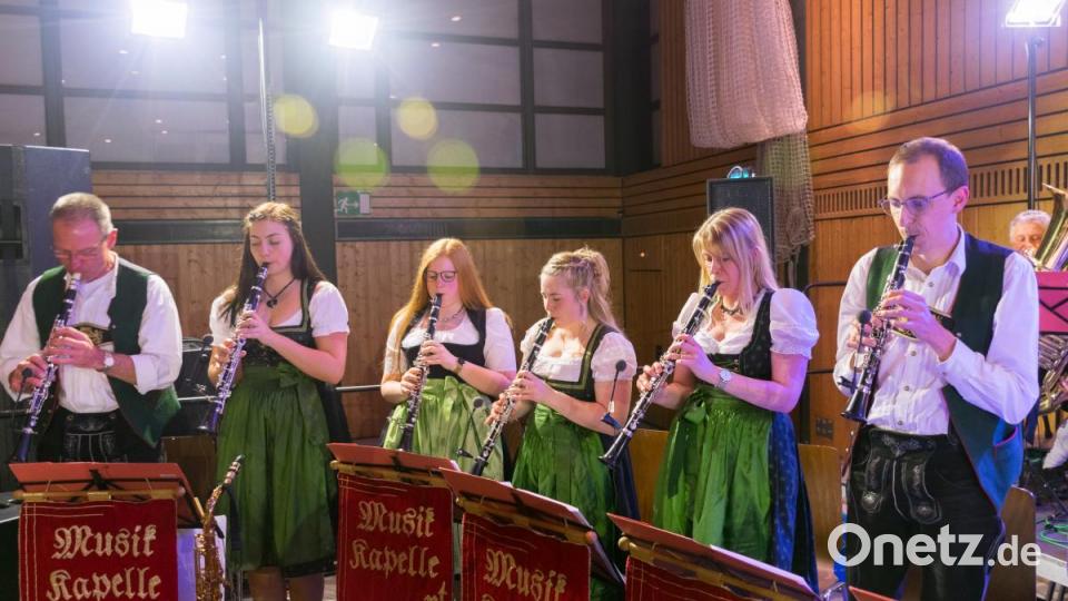 Die Holzbläserfraktion der Musikkapelle Dießfurt. Bild: whw