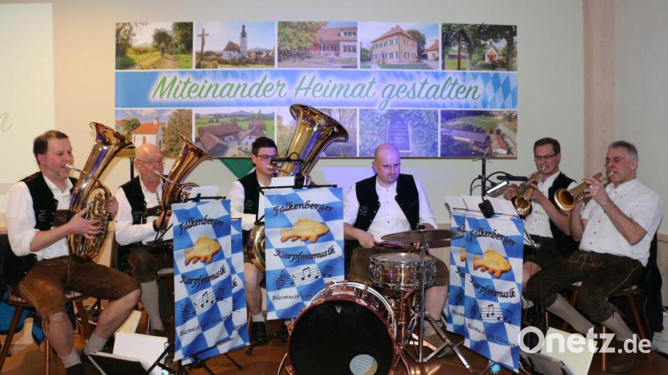 Die Falkenberger Karpfenmusik spielt auf. Bild: rpp