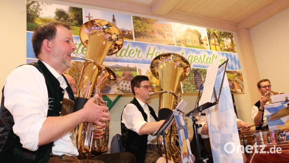Die Falkenberger Karpfenmusik in Aktion. Bild: rpp
