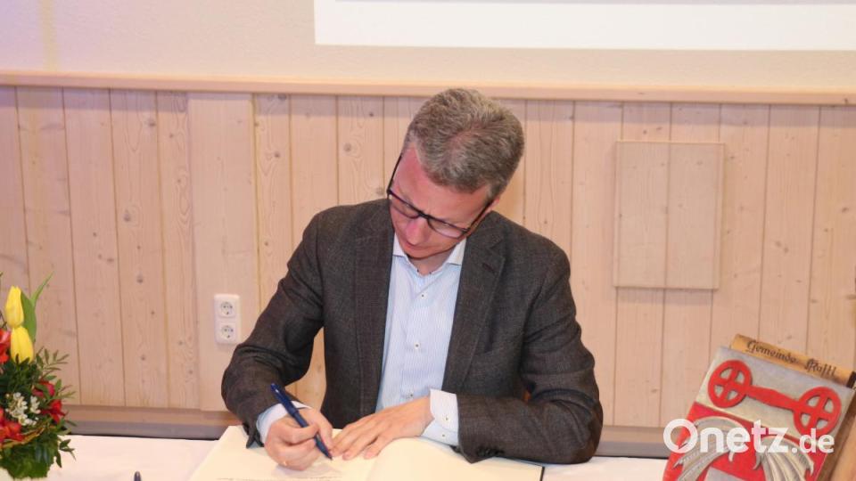 Staatsminister für Wissenschaft und Kunst Bernd Sibler trägt sich als Erster in das neue Goldene Buch der Gemeinde Kastl ein. Bild: rpp