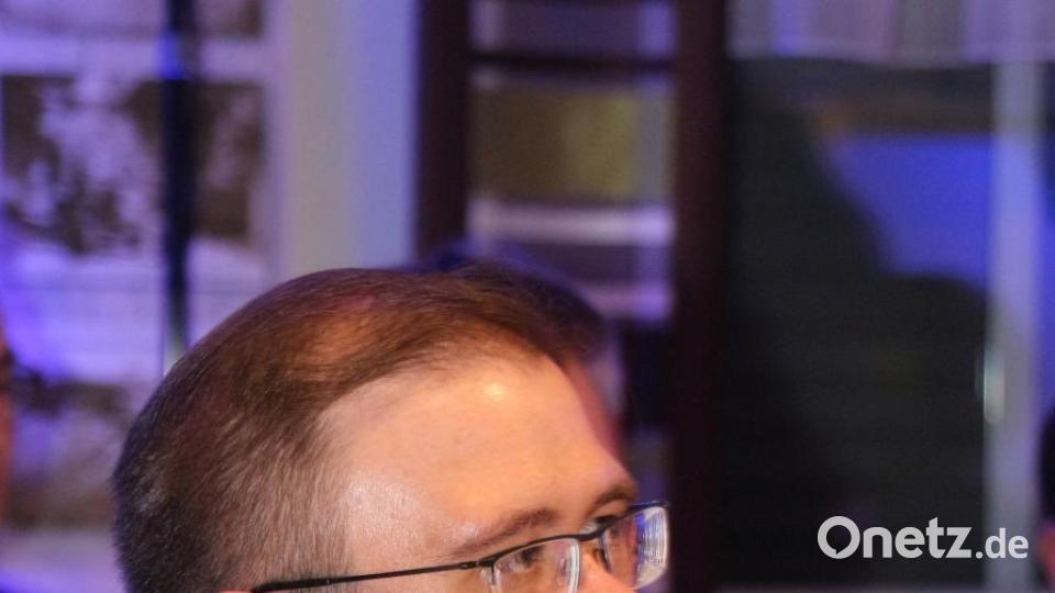 Ortsvorsitzender Hans Walter hört den Rednern genau zu. Bild: rpp