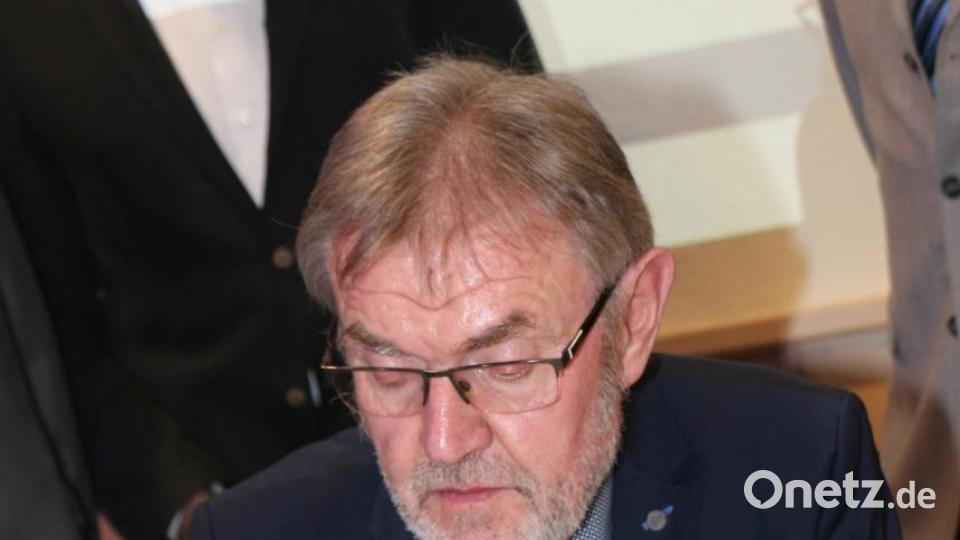 Auch Bürgermeister Josef Etterer unterschreibt. Bild: rpp