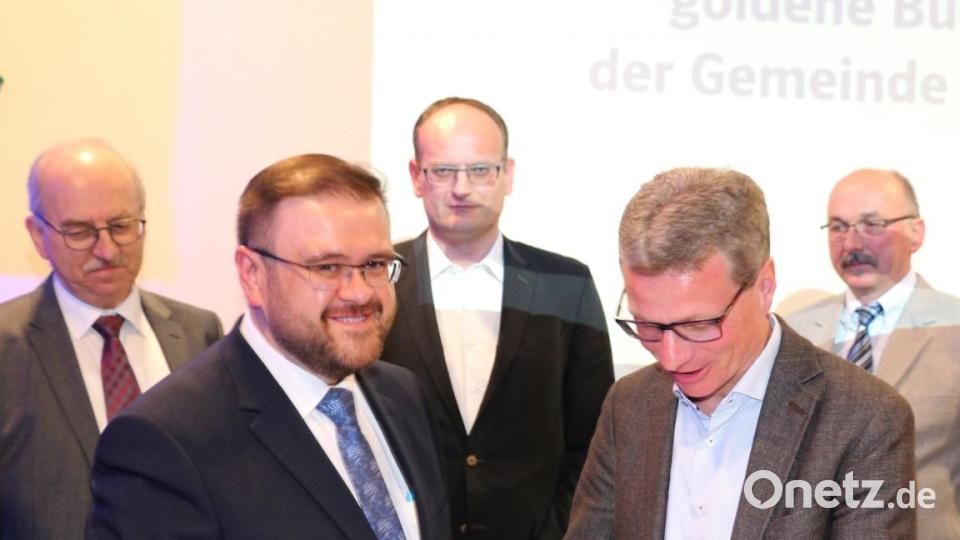 Hans Walter bedankt sich beim Staatsminister für Wissenschaft und Kunst, Bernd Sibler, für seinen Eintrag. Archivbild: rpp