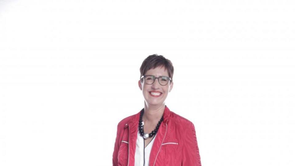 Ein kräftiges Rot steht Heidi Gottschalk gut, auch wenn sie das zu Beginn des Umstylings nicht gedacht hätte. Bild: Isabell-Katrin Diehl