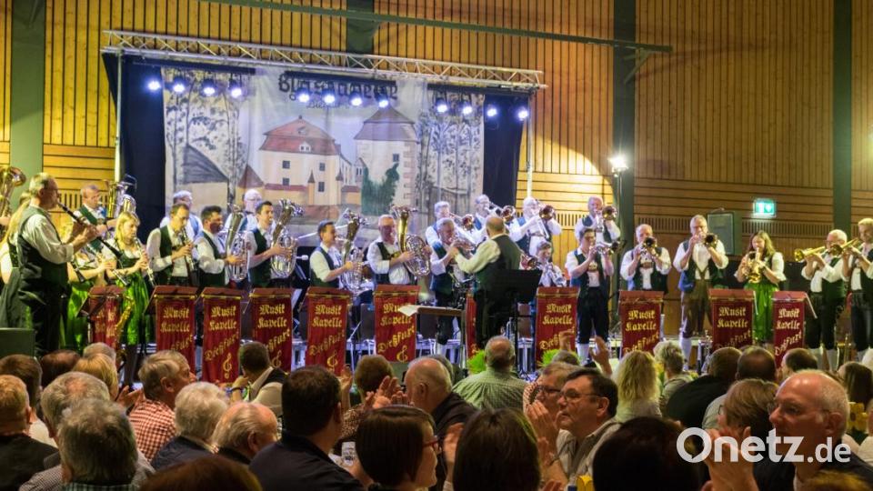 Volles Haus beim Böhmischen Frühling der Musikkapelle Dießfurt in der Stadthalle Grafenwöhr. Bild: whw