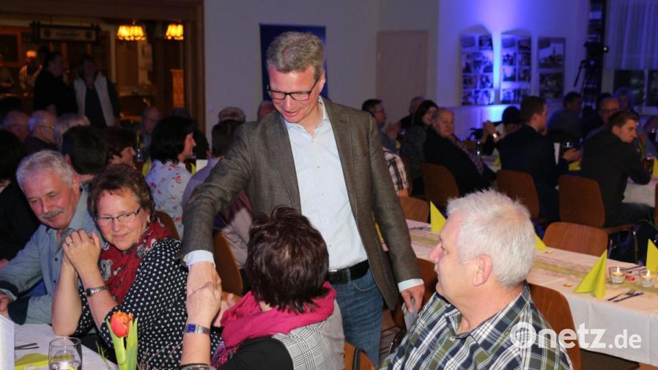 Der Staatsminister für Wissenschaft und Kunst, Bernd Sibler, begrüßt jeden Gast persönlich. Bild: rpp