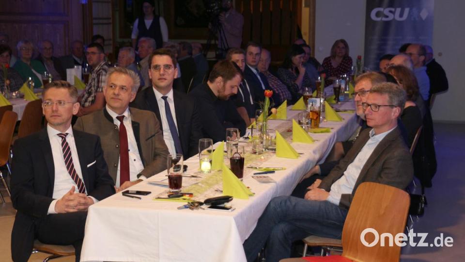 Abgeordneter Tobias Reiß, Landratskandidat Roland Grillmeier, Christian Doleschal (von links) und der Staatsminister für Wissenschaft und Kunst, Bernd Sibler (rechts), lauschen der Rede von Hans Walter. Bild: rpp