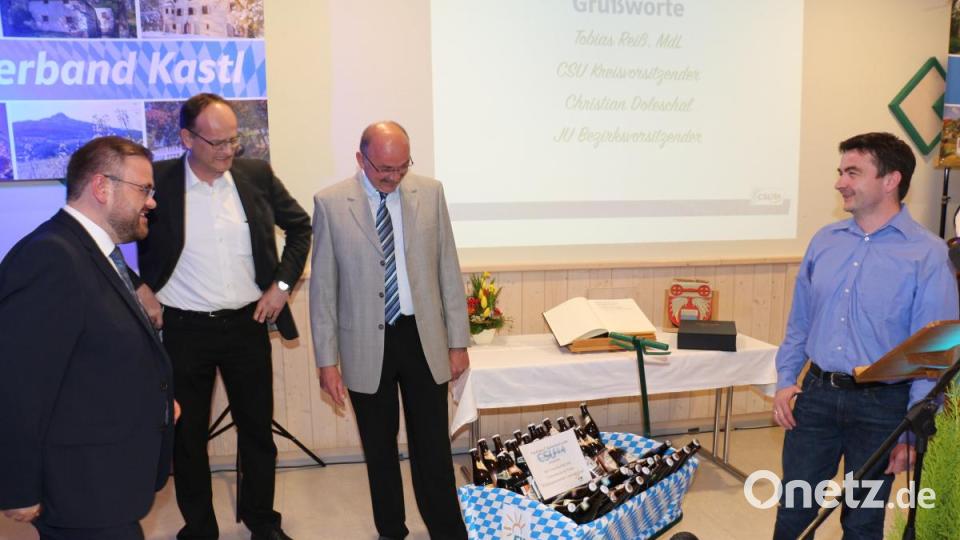 An Ortsvorsitzenden Hans Walter überreichen die Freien Wähler Kastl, Gemeinderat Gerhard Dobmeier sowie die stellvertretenen Vorsitzenden Walter Zimmermann und Markus Kaufmann (von links), einen Bollerwagen mit 70 Flaschen Bier – für jedes Jahr eine. Bild: rpp