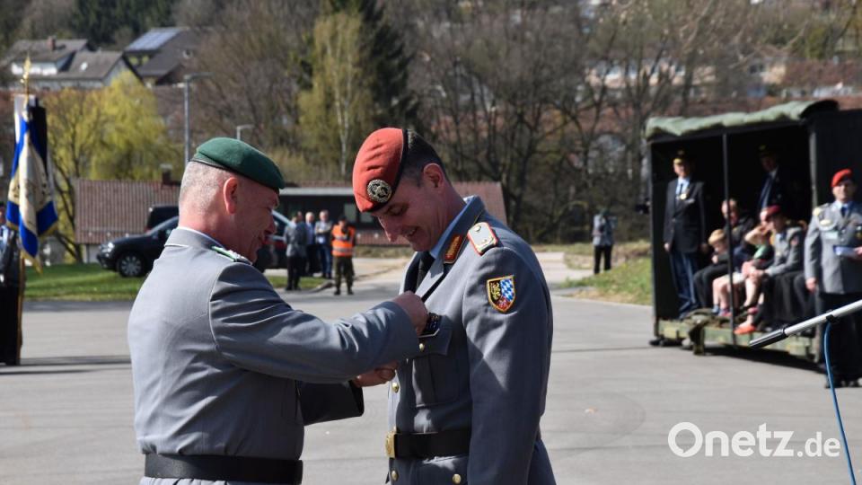 Der stellvertretende Kommandeur der Panzerbrigade 12, Oberst Klaus-Peter Berger (links), zeichnet Brigadegeneral Jörg See mit der Ehrennadel der Brigade aus. Bild: Alexander Pausch