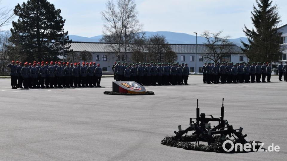 Auf den Appellplatz in der Nordgaukaserne in Cham sind die Abordnungen der Verbände der Brigade angetreten. Bild: Alexander Pausch